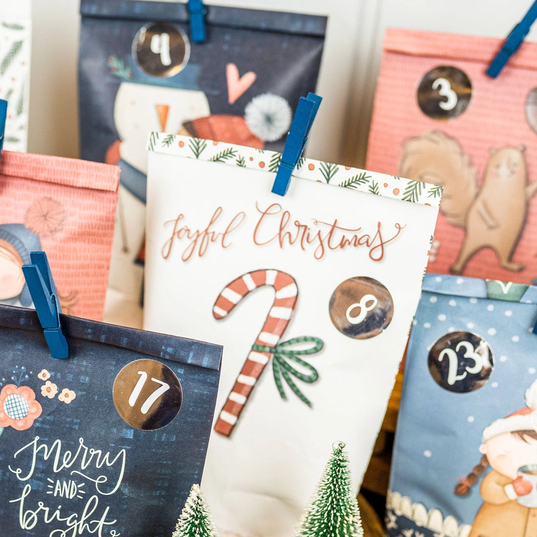 Adventskalender papirposer sett – 24 stk (merry & bright)